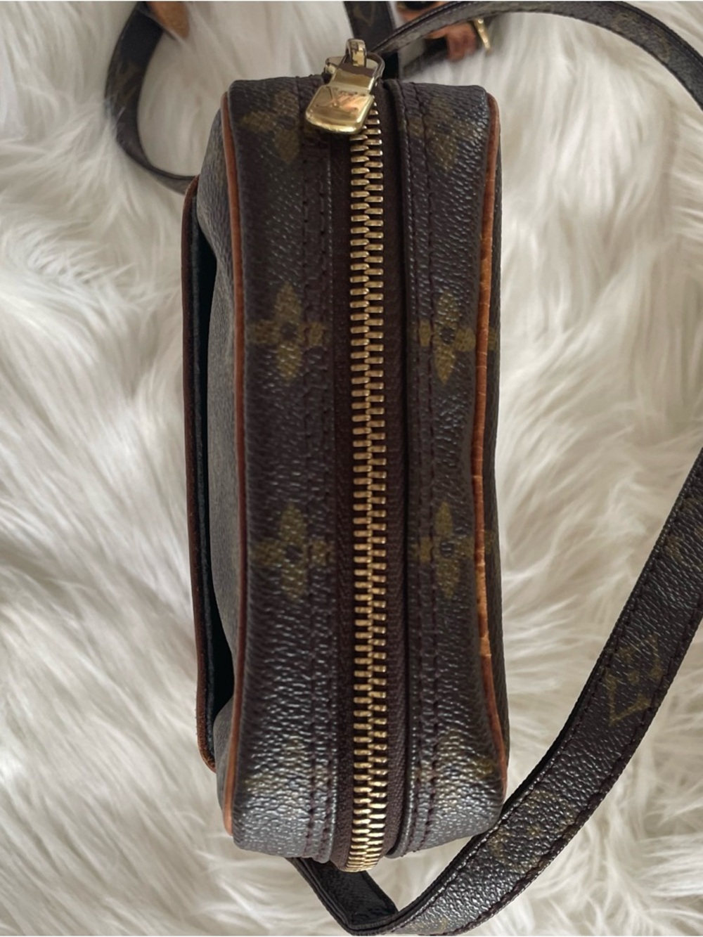 Louis Vuitton Monogram Crossbody - Picture 6 of 8